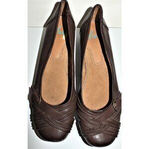 Yuu Women's Gander US 10M brown flats buckle Slip-ons